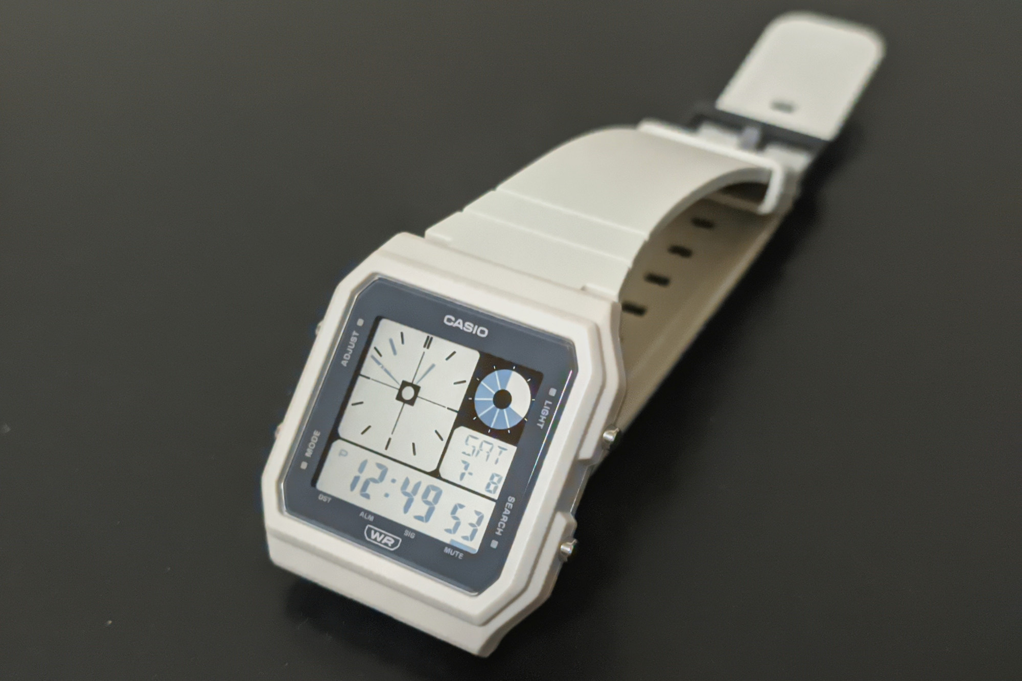 ［新品・未開封］CASIOカシオ：LF-20W-8A（ベージュ）デジタル腕時計