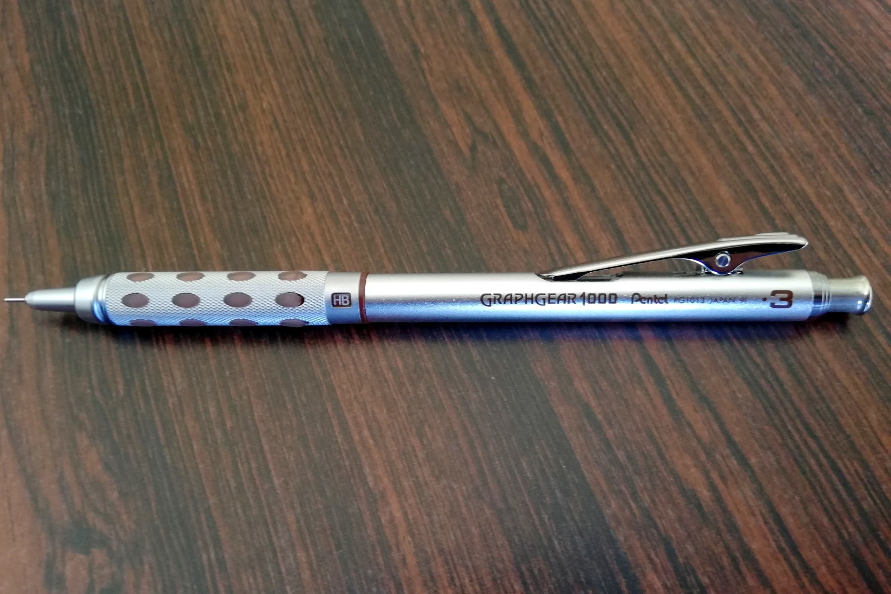 神崎のナナメ読み: 1000円の金属製シャープペンシル「ぺんてる グラフギア1000(0.3mm版)を購入～製図や絵描きに向いたブレとに挙動が少ないペン 。所有感が高いです